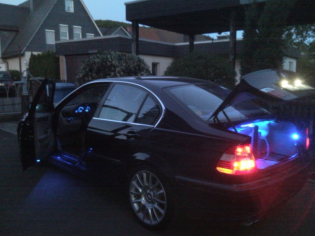 BMW 320i Nightlight by grodno.