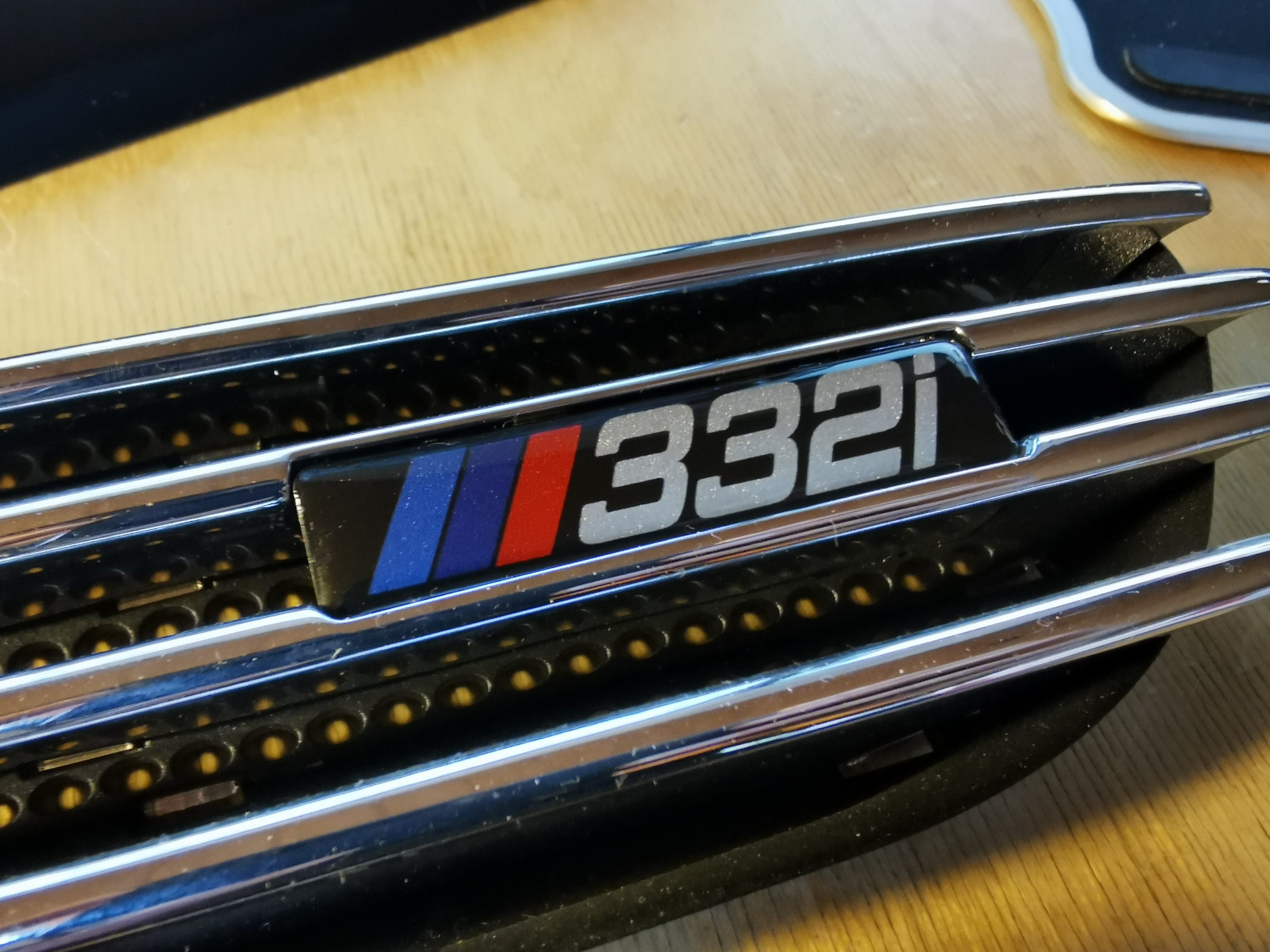 332i Emblem